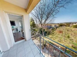 Frontignan : Appartement 2 pièces avec terrasse, parking, proche plage et commerces - FR-1-785-5