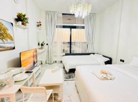 Petalz Luxury furnished studio with Balcony Swimming Pool Gym Kids play ground, hotel in Dubai