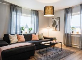 Guestly Homes - 2BR Apartment with Lake View, hotel i Boden