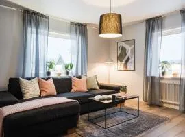 Guestly Homes - 2BR Apartment with Lake View