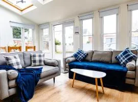 Gloucester City 6 Bed Sleeps 12 Parking and Garden