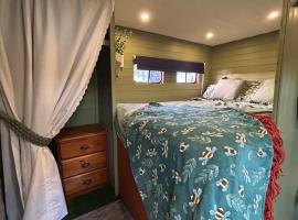 Flowerdew Farm Eco Camping & Glamping & Wellness, hotel i Puncknowle