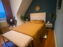 chambre chez particulier avec SDB et étage indépendant proche ARENA, khách sạn ở Brest