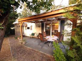 Tiny house in bos bij Veluwezoom rust en comfort, Hotel in Hattemerbroek