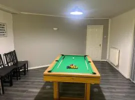 Spacious 4-Bed Bungalow with Games Room & Parking