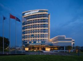 Howard Johnson Liquor Capital Hotel Luzhou, hotel en Luzhou