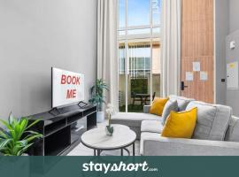 StayShort - Cozy 1BR Townhouse loft style located in Rukan Community, hotel v destinaci Nadd Shubayḩ
