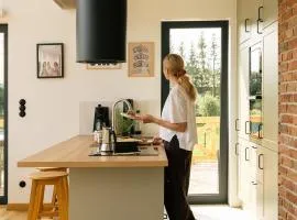 Rumiane pola - stodoła na Mazurach z widokiem na jezioro