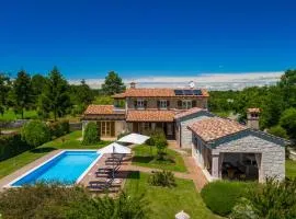 Rustic villa Stancija Martina with pool in Tinjan