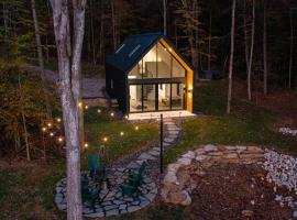 Waterfront Cabin with Hot Tub, Fire Pit, Sauna near French Lick, IN, hôtel 