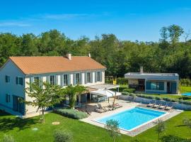 Luxury villa Povetica with pool in Vizinada, Hotel in Lašći
