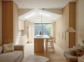 Elegant 4-Bed Townhouse Private Garden Parking