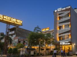 Hotel West End View A Unit of Hotel SC Residency，位于齐拉克普尔的酒店