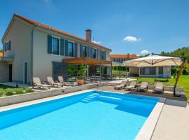 Modern villa Fritula with pool in Vizinada, Hotel in Lašći