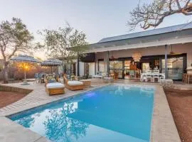 Bushveld Villa w Pool, Firepit & Outdoor Living