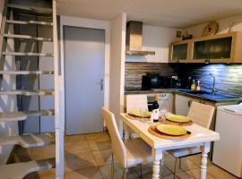 Grand appart proche des plages Parking privé, отель в Сент-Мари-де-ла-Мер