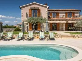 Rustic villa Marijanin Vrt with pool in Tinjan