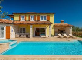 Activity villa Gardenia with pool in Tinjan, hotell sihtkohas Srbinjak