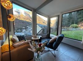 Le jardin privatif de Pauze Cauterets wifi et parking gratuits Vue panoramique, hotel in Cauterets