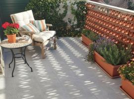 Sun and Stone Cottage, chata v destinaci Katuni