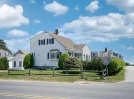 Hank's Hideaway by Bayley Vacation Rentals