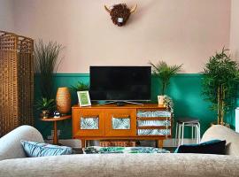 The Ferns - Shared Garden Apartment With Parking