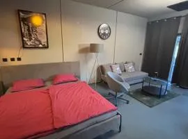 Moderne Neubau-Ferienwohnung mit Terrasse & Parkplatz nahe Seefeld