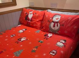 Waterloo Farm Shepherds Hut Glamping with Sun Lounge