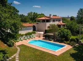 Rustic villa Catarina with pool in Tinjan