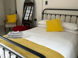 Cozy Garden Cottage for Two