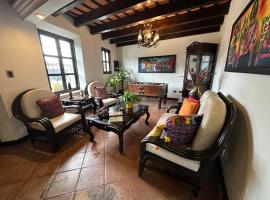 Lovely house in Antigua Guatemala with Jacuzzi, hotel a Cataltzul