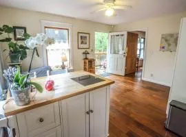 Hidden Gem! Sunny, Relaxing, Two-Room Apartment