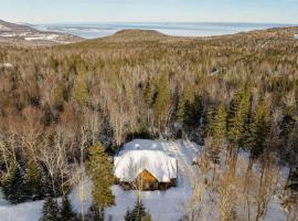 L'ours de Charlevoix - Chalet proche du Massif avec spa, hotel in Petite-Rivière-Saint-François