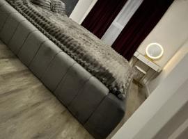 Luxury Apartment private parking, hotel de luxo em Craiova