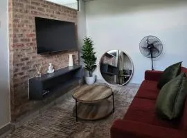 Menlo Park Luxury Free Parking King bed Workstation 3 km to Menlyn Maine