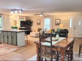 Black Mountain में, होटल Walkable Pet Friendly Black Mountain Bungalow w Fenced yard