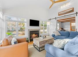 Coastal comfort near beaches and walking distance to Harwich Port!, puhkemaja sihtkohas Harwich