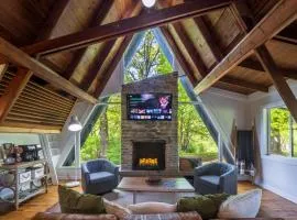 Lakeside Winter Gem Hot Tub Fireplace Firepit Pets