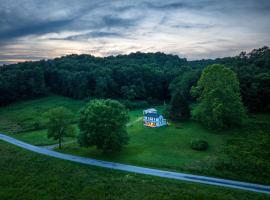 Nature-Quiet Retreat • Firepit BBQ • PetFriendly, Hotel in McArthur