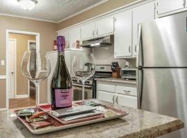 3 BR home with a Gameroom close to campus, hotel in Norman