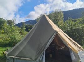 Grande tente au pied du Vercors – hotel w mieście Saint-André-en-Royans