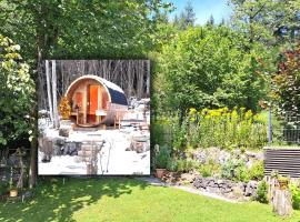 Ferienhaus Lechner am Waldrand mit Sauna, Bergblick und Naturgarten", hotel in Abtenau