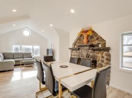Pet-Friendly Home w/ Lake Views & Deck!, hotel a Stanhope
