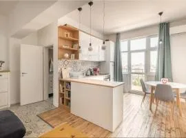 Cozy 2BDR Balcony Apt with View in Historic Center