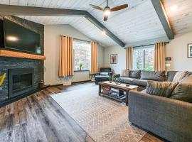 3 Mi to Sand Valley Golf Retreat By the Beach!, hotel a Nekoosa