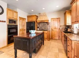 Luxe Townhome: Hot Tub, Theater, Arcade, Sleeps 14