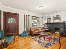 Fun Upstairs Duplex Unit with private balcony