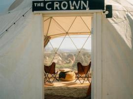 A Cozy Fireside Glamping Escape with Ridge Views, hotel a Fallbrook