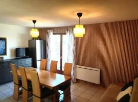 Chalet Mitoyen 7p avec Piscine, Sauna, Parking Gratuit et Proche Commerces - FR-1-863-8