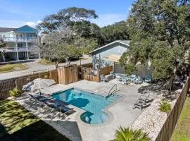 4bdrm OKI Gem - Steps to Beach with Poolside Oasis